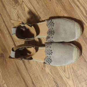 Close Toe Crown Vintage Shoe with Ankle Strap Buckle